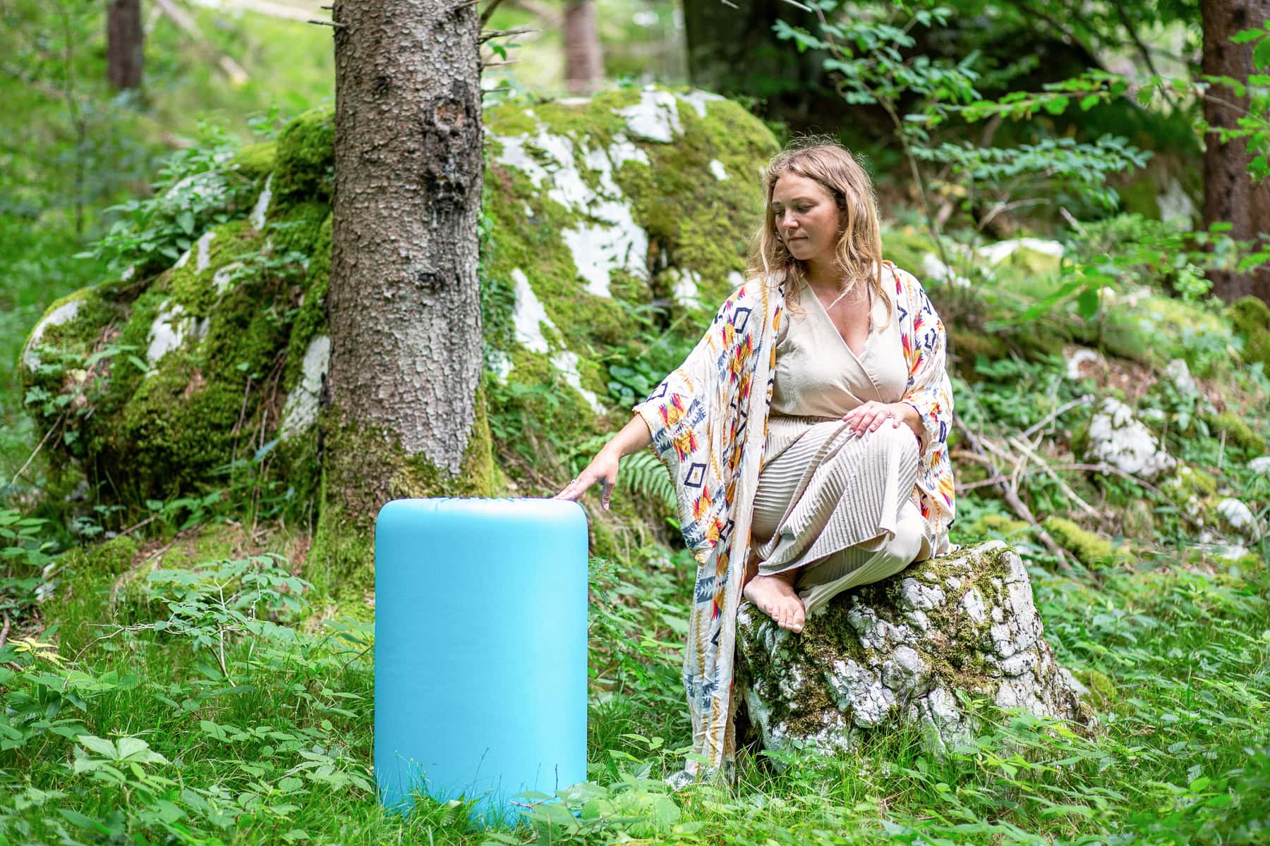 čarobna ženska katarina jak s svojim delovnim rekvizitom